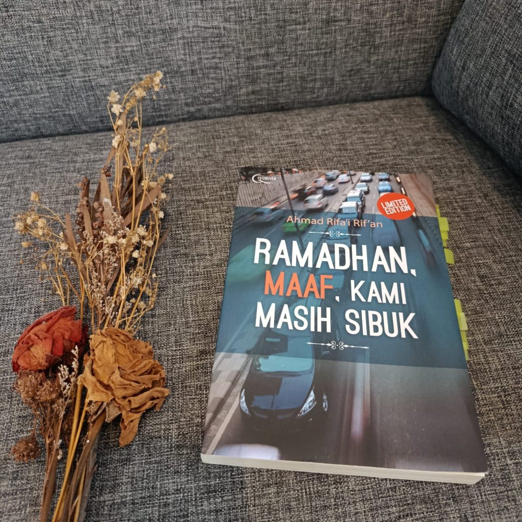 Review Buku Ramadhan, Maaf, Kami Masih Sibuk