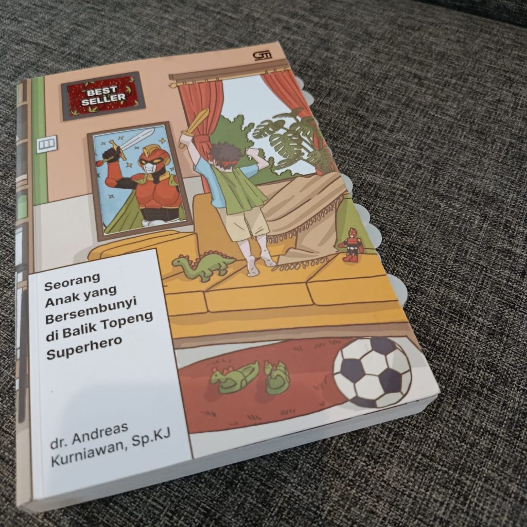 Review Buku Seorang Anak Yang Bersembunyi Di Balik Topeng Superhero