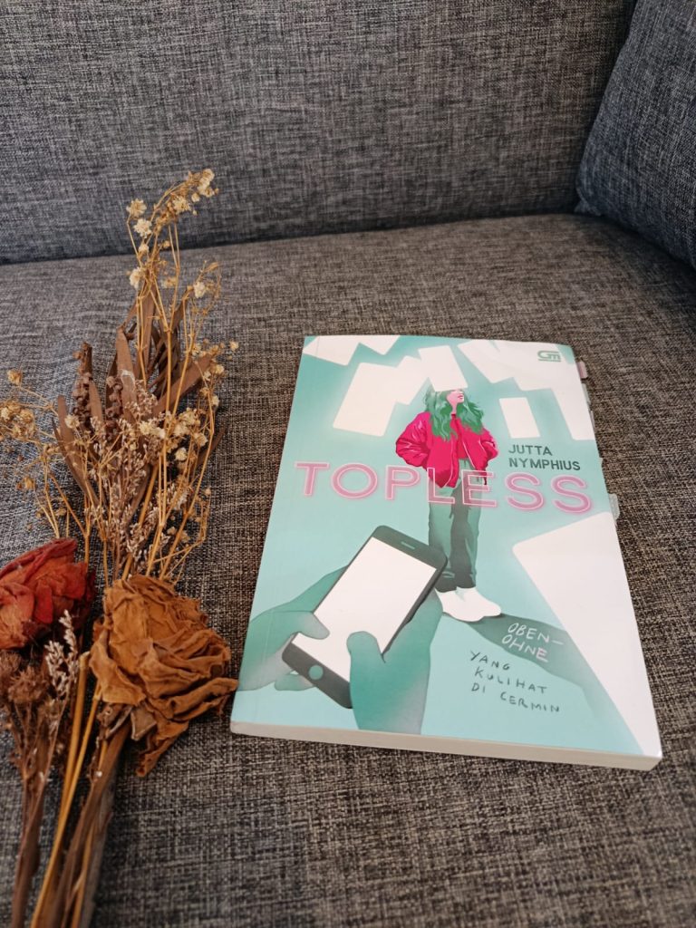 Review Buku Topless – Yang Kulihat di Cermin